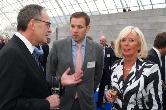 Jörn Everhard (Santander Consumer Bank, Mitte) und Marion Johl (Santander Consumer Bank) diskutieren Finanzierungsfragen.  (Archiv: Vogel Business Media)
