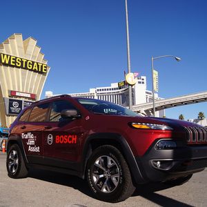 Auf dem Las Vegas Strip zeigte Bosch in einem Demofahrzeug die Funktion des Stauassistenten. Bis Tempo 60 bremst er in dichtem Verkehr selbstständig, gibt Gas und hält das Auto in der Spur.