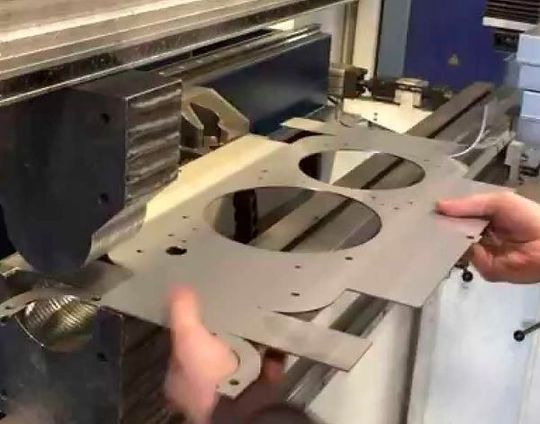 Das sogenannte Kragenziehen an runden Löchern in Blechteilen folgt oft auf das Scherschneiden, um etwa Verbindungsmöglichkeiten mit anderen Komponenten zu schaffen. Gewisse Störeffekte dieser Verfahrenskombination sollen nun mit digitaler Hilfe vermieden werden. Das sogenannte Kragenziehen an runden Löchern in Blechteilen folgt oft auf das Scherschneiden, um etwa Verbindungsmöglichkeiten mit anderen Komponenten zu schaffen. Gewisse Störeffekte dieser Verfahrenskombination sollen nun mit digitaler Hilfe vermieden werden.