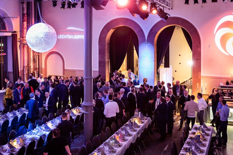 „Leichtbau ist für Autohersteller nicht einfach 'De-Contenting', also nicht einfach nur Dinge weglassen“, sagt Renz in seinem Vortrag über Leichtbau bei Mercedes-AMG. Die Themen wurden auch bei der Abendveranstaltung am ersten Tag weiter diskutiert – aber nicht nur.  (Stefan Bausewein)