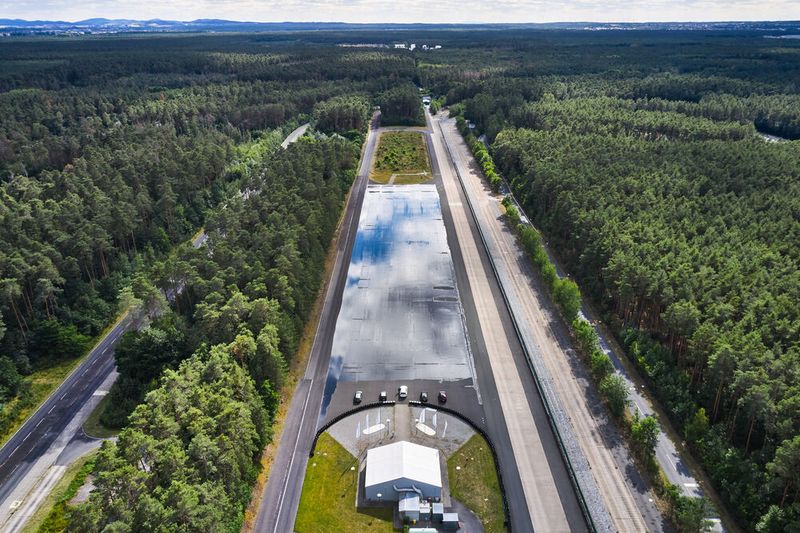 Mitte der 80er-Jahre zählt das Wegenetz auf dem Prüffeld 38 km. Neu ist ein 4,4 km langer „Ride and Comfort-Track“, eine nach neuesten Erkenntnissen gebaute Geräusch- und Komfortstrecke, zu der auch eine teilweise beheizte Rundstecke zur Messung der Emissionen am Fahrzeug, innen wie außen, zählt.  (Bild: Segula)