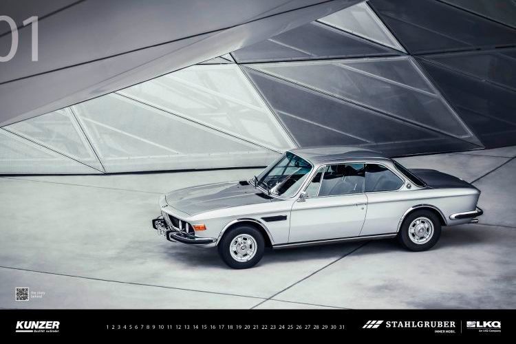 Der BMW E9, die Coupé-Variante der Limousinen-Baureihe E3, wurde zwischen 1968 und Dezember 1975 von Karmann produziert. Insgesamt entstanden 30.546 Fahrzeuge. Topmodell war der 3.0 CSi mit der D-Jetronic-Saugrohreinspritzung von Bosch, die dem Wagen 200 PS bescherte und ihn bis zu 220 km/h schnell machte. Für den Tourenwagensport entwickelten BMW und Alpina zudem den 3.0 CSL, eine Leichtbauvariante, deren letzte Ausbaustufe wegen eines Aerodynamikpakets den Spitznamen „Batmobil“ bekam. (Stahlgruber)