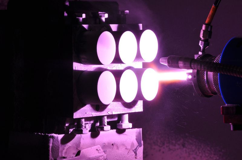 Dr. Ralf Rechlin von der TU Dortmund lichtete die Beschichtung von Haftzugproben mittels atmosphärischem Plasmaspritzen ab. (Bild: DVS)