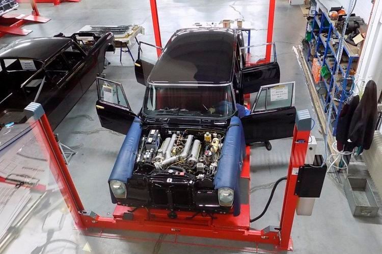 Bei Fahrzeugen wie dem Mercedes-Benz 600 muss auch das Werkstatt-Equipment entsprechende Dimensionen aufweisen – siehe Hebebühne. Bei Kienle hat man für diese und andere Exoten ein eigenes „Werk“. (Kienle)