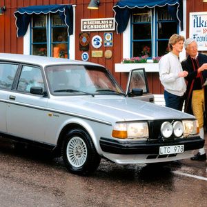 Der Volvo 240 war als zweitürige Limousine 242, als viertürige Limousine 244 und als fünftüriger Kombi 245 erhältlich. Die Typbezeichnung ergibt sich folgendermaßen: Serie 2 + 4 Zylinder + 2, 4 oder 5 Türen. Im August 1977 wurde die 240er-Reihe erstmals überarbeitet. Zu erkennen ist sie am geänderten Kühlergrill, der zudem mit einer Chrom-Umrahmung die Scheinwerfer mit einbezieht. Im Herbst 1980 wurde auf dem Pariser Salon eine erneut modifizierte 240er-Serie gezeigt, bei der auch die Rückleuchten überarbeitet waren. Die Baureihe verzichtete nun nahezu komplett auf Chrom, einzig eine dünne Zierleiste befindet sich oberhalb der Stoßfänger. (Bild:  Volvo)