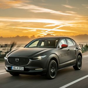 Der 4,40 Meter lange Mazda-Stromer tritt im CX-30-Format an und nutzt auch die Plattform des konventionellen SUV.