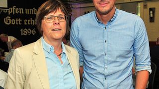 Gemeinsam gegen Diesel-Fahrverbote: Simone Raskop (Beigeordnete für Umwelt und Bau der Stadt Essen) und Marcel Seyer (Obermeister der Kfz-Innung Essen). (Zietz/»kfz-betrieb«)