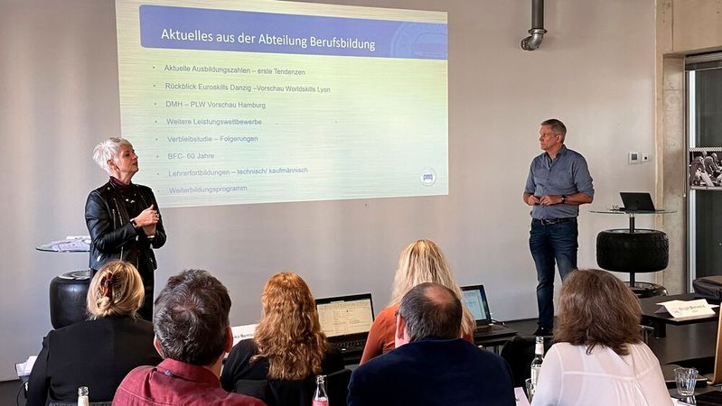 ZDK-Geschäftsführerin Birgit Behrens (l.) erläutert mit dem Vorsitzenden des Berufsbildungsausschusses René Gravendyk die neuen Aktivitäten der Abteilung.(Bild:  VCG -Pfaff)