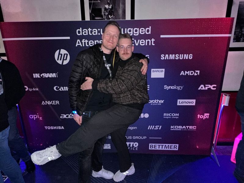 Maik Picker und Leon Symansky (Office Partner) sind auch ganz hin und weg (Bild: Vogel IT-Medien GmbH)