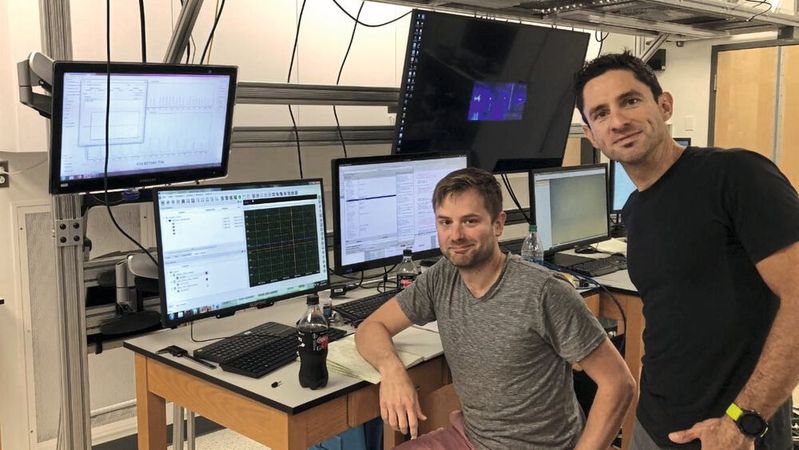 Dr. Barreiro (rechts) überwacht das Experiment.