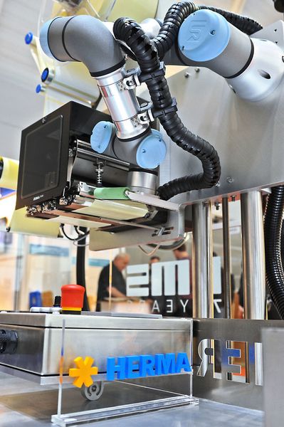 Das robotergestützte Druck- und Etikettiersystem von Herma erlaubt jetzt auch die flexible Kennzeichnung von Paletten. (Herma)