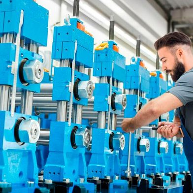 Die Experten von Dreistern bauen Profiliermaschinen, mit denen Anwender unterschiedliche Profile in der Regel aus Metallwerkstoffen für ein breites Spektrum an Anwendungen und Branchen fertigen. Die damit verarbeiteten Metallbänder haben in der Regel eine Stärke zwischen 0,2 und 5 mm (Bild: Dreistern)