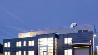 Epucret-Schleifzentrum mit klimatisierter Fertigungshalle. Für die Hallenklimatisierung sorgt Geothermie. Eine Photovoltaikanlage auf dem Dach liefert 90000 kWh elektrische Energie im Jahr, die ins elektrische Netz eingespeist wird. Bild: Epucret (Archiv: Vogel Business Media)