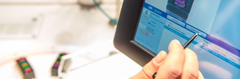 Das Zusammenspiel zwischen Automatisierungs- und Informationstechnologie gehört zum Kernbestandteil digitaler Automation und Robotik. (Bild:  Messe München)