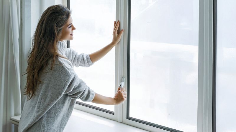 Silverstar Light: Das geringe Gewicht des Dünnglases verbessert die Handhabung und kann sich positiv auf die Dimensionierung von Rahmen und Beschlägen auswirken sowie die Langlebigkeit der Komponenten erhöhen.   (Bild:  Glas Trösch/blackday – stock.adobe.com)