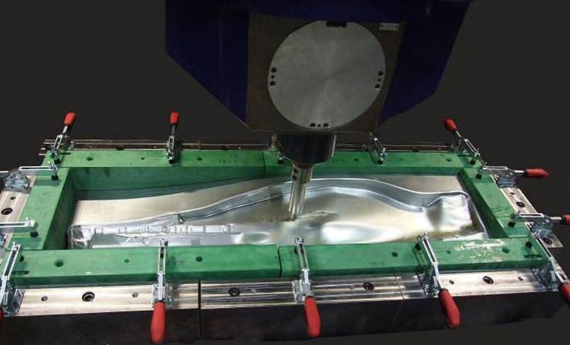 Bild 3: Ein Strukturteil erhält mittels Drückdorn schrittweise seine gewünschte Kontur. (Bild: IWU)