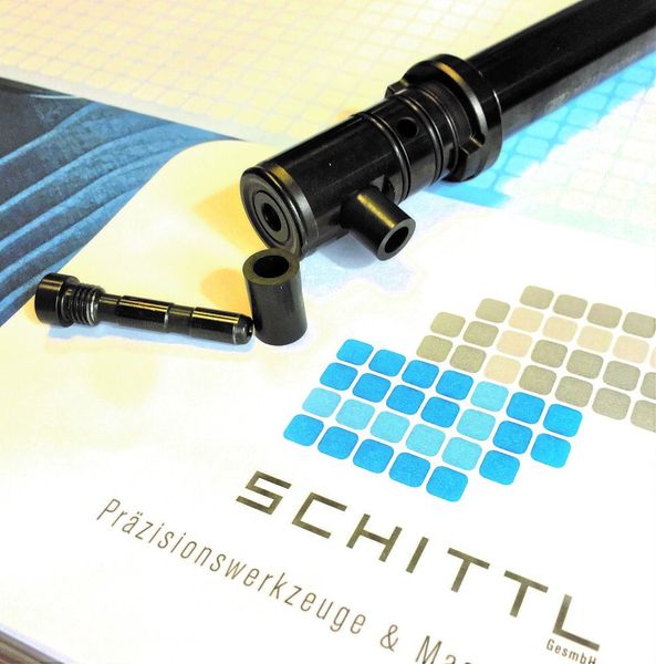 Die Mega-Synchro-Aufnahme verringert Flankenkräfte um 90 %, sagt Big Kaiser. Sie verhindert so das Abreißen des Gewindeschneiders. Dafür sorgt eine spezielle Gummihülse, die eine definierte Verschiebung zulässt. (Big Kaiser)