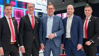 Die Stromverteilungs- und Antriebstechnik der Zukunft! Von links: Philipp Guth, CTO Rittal, Ulrich Engenhardt, CBO Rittal, Dr. Marc Wucherer, CEO Lenze SE, Christian Eberhard, Senior Vice President Sales EMEA Central von Lenze, und Raphael Görner, Geschäftsbereichsleiter Energy & Power Solutions bei Rittal. (Bild: J. Ehrich)