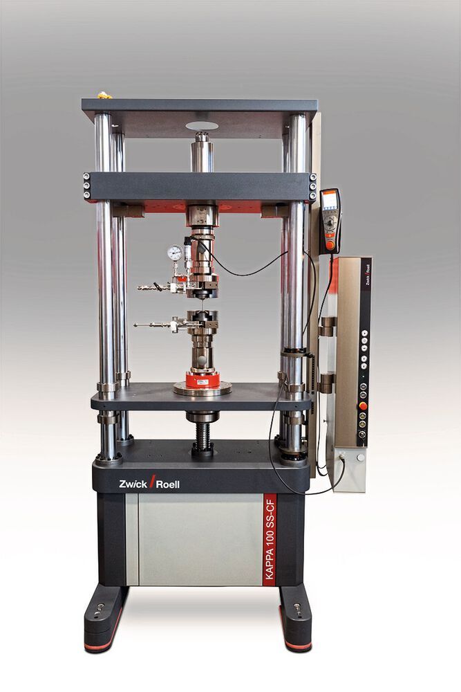 In der elektromechanischen Zeitstandprüfmaschine Kappa 100 SS-CF von Zwick Roell lassen sich Druckwasserstoffprüfungen an Hohlproben durchführen. Das Bild zeigt das Prüfsystem samt unzerstörter Probe. 