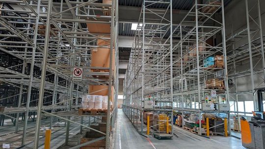 Im Hochregallager sind 8.000 Palettenstellplätze vorhanden. Das Grundstück ist 30.000 Quadratmeter groß.(Bild:  Proline Consulting)