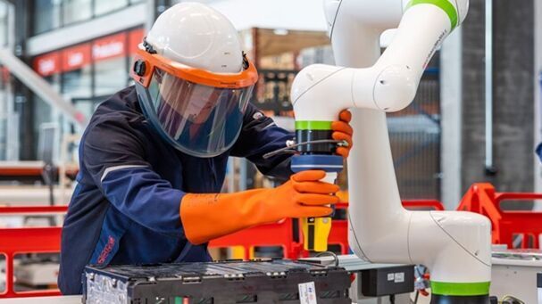 In future, robots will assist in the upcycling of lithium-ion batteries. Technology development at the Swiss Battery Technology Centre (SBTC) at Switzerland Innovation Park Biel/Bienne. (Source:  Innosuisse)