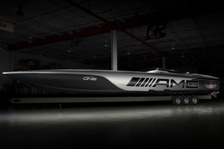 Das Rennboot ist mit 15,57 Meter deutlich länger als der AMG One und ... (Daimler)