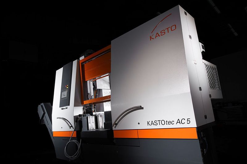 Der umfassend überarbeitete Bandsägeautomat Kastotec AC 5 überzeugt nicht mehr länger nur durch eine hohe Zerspanungsleistung und lange Bandstandzeiten, sondern auch durch den neuen, stufenlos einstellbaren Vorschub. (Kasto)