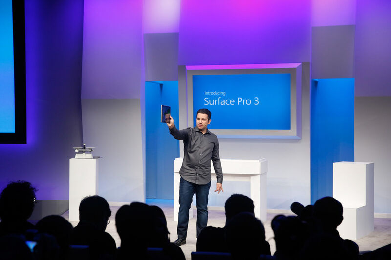 Panos Panay, Corporate Vice President für Microsoft Surface, stellt das Surface 3 Pro vor. Hier demonstriert er, dass es flacher als das Surface Pro 2 geworden ist. (Mat Szwajkos - Possible for Micr)