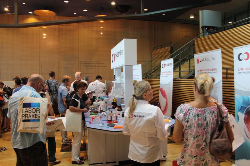 Impressionen der Lab-Supply Dresden vom 28. August 2019  Im Internationalen Congress Center des Maritim Hotels Dresden fanden sich zahlreiche Besucher ein, um mit den Ausstellern von Labortechnik und Verbrauchsmaterial ins Gespräch zu kommen. Impressionen vom Messetag sowie einige Besucherstimmen finden Sie in dieser Bildergalerie. Die nächste Lab-Supply ist am 25. September 2019 in Münster. Weitere Infos zu den kommenden Lab-Supply-Messen finden Sie auf www.lab-supply.info.   Lese-Empfehlung: Nachbericht zum erfolgreichen Auftakt der Lab-Supply in Wien. (Bild: LABORPRAXIS, C. Lüttmann)