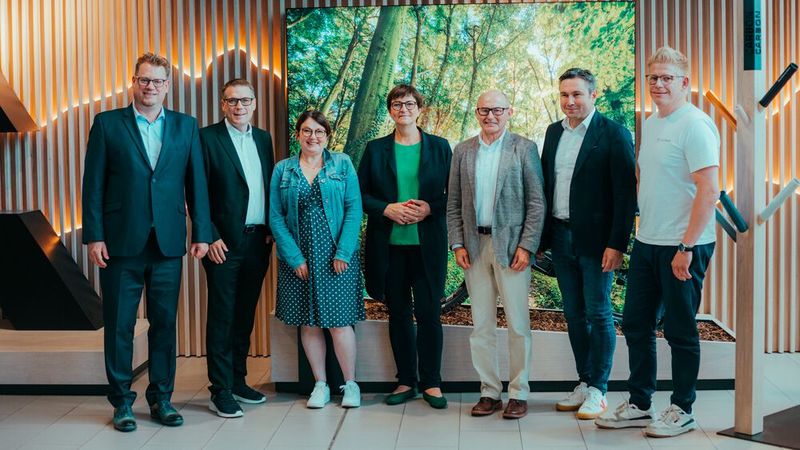 Austausch im Autohaus Weeber: (v. l.) Carsten Beuß, Hauptgeschäftsführer Kfz-Gewerbe BW, Inhalber Andreas Weeber, Daniela Steinrode, SPD-Kreisvorsitzende Calw, SPD-Parteivorsitzende Saskia Esken, Michael Ziegler, Präsident Kfz-Gewerbe BW, Autohaus-Prokurist Ralf Salzberger und Jan Jochens, Geschäftsführer Waldbike.(Bild:  Newtmrrw)