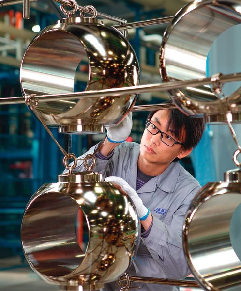 Nach dem Durni-Coat-Verfahren chemisch vernickelte Absperrkugeln. (Bild: AHC Oberflächentechnik)