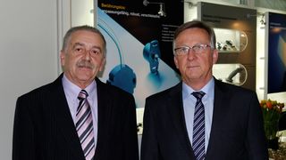 Die Jubilare Adolf Kubitschko (links, Mischungsherstellung) und Andreas Minkenberg (rechts, Entwicklung) haben in den letzten fünf Jahrzehnten zum Erfolg von Novotechnik beigetragen. (Novotechnik)