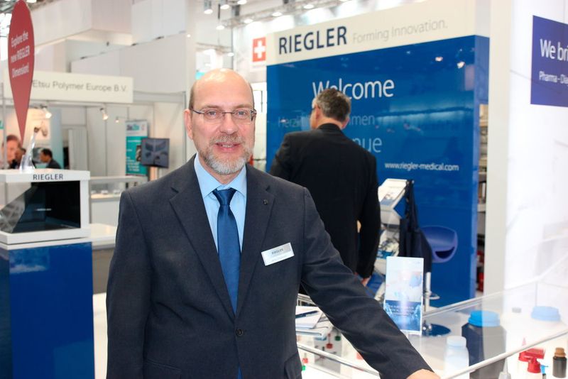 Jens Christoph, kaufmännischer Leiter bei Riegler, setzt mit seinen Mitarbeitern zunehmend die Stereolithographie ein, um speziell Nicht-Technikern in kurzer Zeit 3D-gedruckte Prototypen begreiflich zu machen. (Reinhardt / Devicemed)