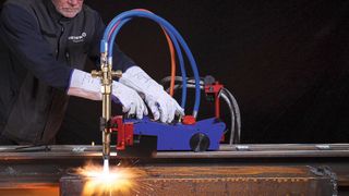 Mit der Secator 2, die neue portable und flexible Handschneidemaschine von Messer Cutting Systems, ist Autogen- und Plasmaschneiden sowie MIG/MAG-Schweißen möglich.  (Bild: Messer Cutting Systems)