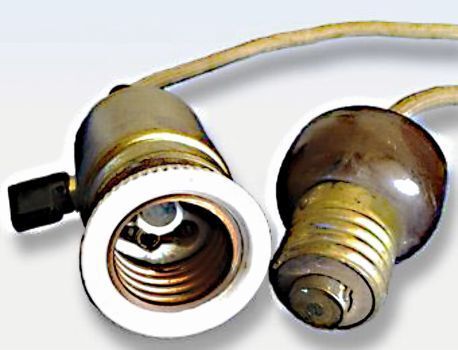 Bild 1: Steckverbinder mit Schraubgewinde zum Einschrauben in eine Lampenfassung, um billigen 