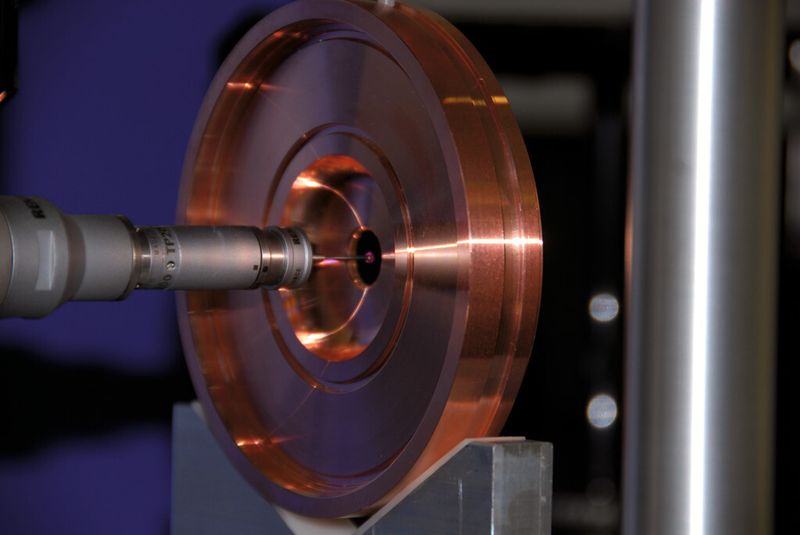 Wenn die UP-Laser-Tassen auf 0,5 µm gefertigt und laserbeschriftet sind, werden sie unter Reinraumbedingungen in Spezialverpackungen für den Versand parat gemacht. (Bild: Matthias Böhm)