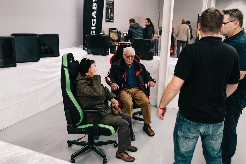 Gaming kennt kein Alter – Florian Puelsinger und Alex Marsteller von Caseking zeigten den Besuchern Gaming-Chairs. (Agando)