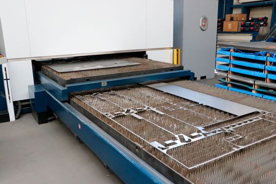 Bei Hofele Blechbearbeitung in Donzdorf arbeiten drei Festkörperlaser-Schneidmaschinen von Trumpf. Dabei fällt natürlich immer wieder störende Schlacke auf den Auflagetischen an. Deshalb greift man beim Familienunternehmen immer wieder auch auf effiziente Trumpf-Reinigungssysteme zurück.(Bild:  Trumpf)