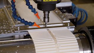 Bild 1: Über die gesamte Zahnriemenlänge wird eine Längsnut in den Zahnriemenrohling 
gefräst. (Bild: Isel)