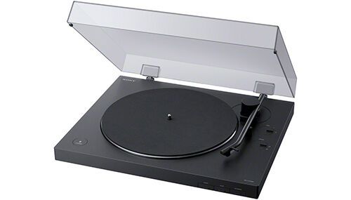 Nostalgischer Vinylsound over the air: Sony macht es möglich. Einen ungewöhnlichen Plattenspieler präsentiert der CES-Innovationspreisträger in Las Vegas - den PS-LX310BT. Dieser Plattendreher bringt dank seines integrierten Bluetooth-Senders den warmen Sound von Vinyl auf jeden kabellosen Lautsprecher, jedden Drahtlos-Kopfhörer und Jerde Soundbar. Mit der automatischen Ein-Schritt-Autowiedergabe senkt der Plattenspieler automatisch den Tonarm ab, findet den Groove und bringt die Musik zum Fließen. Ist die Platte zu Ende, kehrt der Tonarm automatisch in seine Ruheposition zurück. Für alle, die eine Kabelverbindung bevorzugen, hat  der Plattenspieler auch einen traditonellen Cinch-Anschluss. (Bild: Sony)