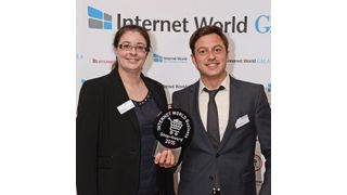 Delphine Jean, Director Marketing – Productmanagement, und Evgenij Pisetsky, E-Commerce Manager, nahmen die Auszeichnung als Vertreter von Rajapack im Rahmen der Eröffnungsgala zur E-Commerce-Messe „Internet World“ entgegen. (Bild: Rajapack)