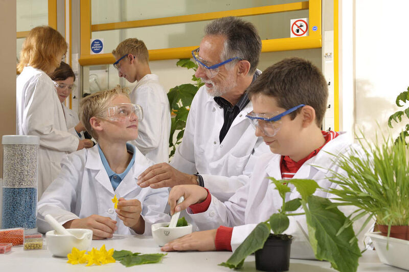Mitarbeiter von Bayer CropScience erklären im Labor Naturwissenschaften für Jugendliche.  (Bild: Bayer)