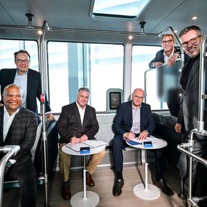 Joe Moye, Beep, (Mitte links) und Josef Waldbauer, ZF, (Mitte rechts) unterzeichnen die strategische Partnerschaft in Anwesenheit von Kevin Reid, Hinrich Woebcken, Holger Klein und Torsten Gollewski.(Bild:  ZF Friedrichshafen AG)