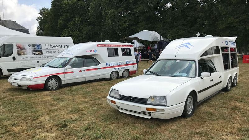Citroën CX im XXL-Format: Karossier Tissier baute bis zu 160 km/h schnelle, dreiachsige Transportriesen und Einsatzfahrzeuge, im Hintergrund ein Citroën XM. Solche Großraumlaster dienten unter anderem Zeitungsverlagen als „rasende“ Transporter für ihre frisch gedruckten Erzeugnisse. Diese konnten sie so wesentlich schneller als mit gewöhnlichen Transportern/Kleinbussen zu ihren Austrägern/Verteilern bringen. (Bild: autodrom)