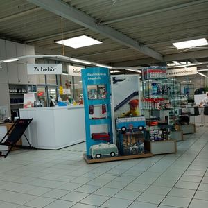 In der Serviceannahme können Kunden allerlei Zubehör und Fanartikel kaufen. (Bild:  Schreiner/»kfz-betrieb«)