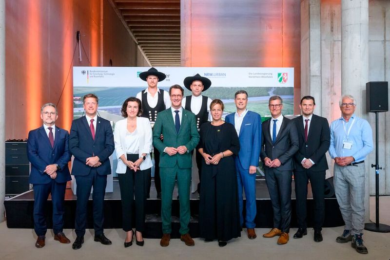 Feierten zusammen das Richtfest der FFB Fab v.l.n.r.: Fraunhofer FFB Institutsleiter Prof. Dr. Jens Tübke, Vorstand für Forschungsinfrastrukturen und Digitalisierung der Fraunhofer-Gesellschaft Prof. Dr. Axel Müller-Groeling, Bundesforschungsministerin Dorothee Bär, NRW-Ministerpräsident Hendrik Wüst, stellvertretende Ministerpräsidentin und NRW-Wirtschaftsministerin Mona Neubaur, NRW.URBAN Geschäftsführer Henk Brockmeyer, Oberbürger der Stadt Münster Tilman Fuchs, Fraunhofer FFB Institutsleiter Prof. Dr. Simon Lux, Carpus + Partner Architekt Thomas Habscheid-Führer. (Bild: Michael Möller)