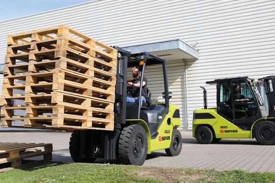 Wo hohe Umschlagleistung und Verfügbarkeit entscheiden, punkten die Fahrzeuge der Clark S-Series. Sie sind robust gebaut und zeichnen sich durch zuverlässigen, sicheren und leistungsstarken Betrieb sowie ihre niedrigen Betriebs- und Wartungskosten aus.(Bild:  Clark)