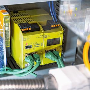Die Industrie-Firewall SecurityBridge dient Steuerungen zum Schutz vor Angriffen und unautorisierten Zugriff. Sie kontrolliert die Datenkommunikation innerhalb eines Automatisierungsnetzwerks. (Bild:  Pilz GmbH & Co. KG)