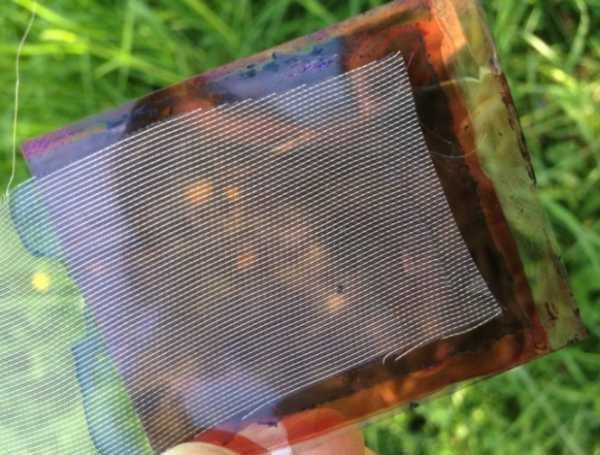 Die neuartigen transparenten Elektroden für biegsame Solarzellen, die vom Treasores-Konsortium entwickelt wurden, benötigen keine seltenen Erden wie Indium mehr. Ein Beispiel hierfür sind leitfähige Textilelektroden, die an der Empa und bei dem Unternehmen Sefar entstanden sind. (Bild: National Physical Laboratory, NPL)