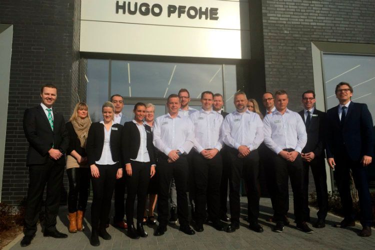 Das Team des neuen Jaguar-Land-Rover-Autohauses... (Foto: Pfohe)
